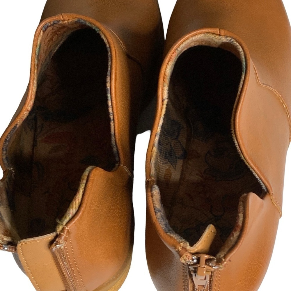 Boc- brown ankle boots. New in Box. size 8.5 - Picture 4 of 5